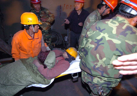 云南鹤庆被困坍塌隧道的6名工人获救(组图)