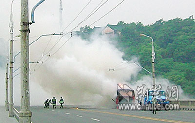 武汉公交车在长江大桥自燃爆炸(组图)