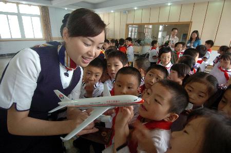 图文:(1)空姐为小学生讲解乘机安全知识