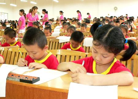 图文:柳州四百儿童参加珠心算比赛(2)