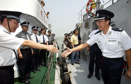 图文:广州海关向香港水警移交海上被劫货物