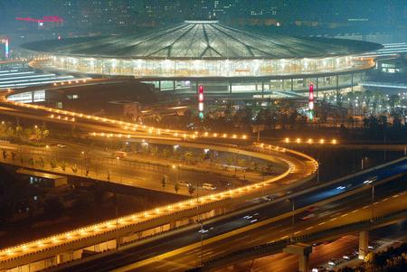 世界最大透光火车站上海南站灯光工程完工(图)