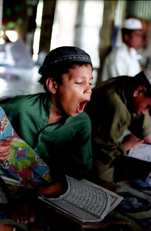 组图:一个学生在读古兰经时打哈欠