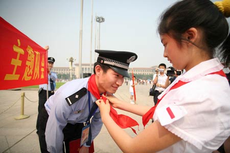 戴红领巾_红领巾心向党黑板报：民族精神