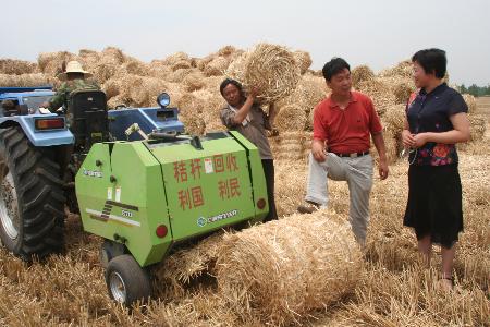 正值麦收期间,河南省宝丰县李庄乡田间出现一种专用秸秆捡拾打捆机,为