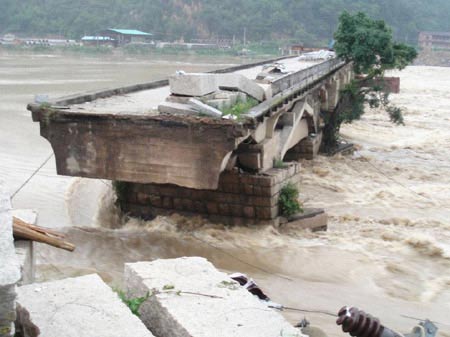 福建漳州江东古桥被洪水冲垮(组图)