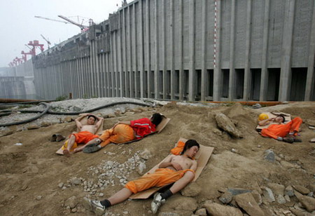 图文:三峡大坝前午休的建设工人