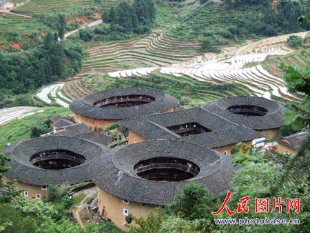 福建南靖土楼群挡土墙大面积坍塌(组图)