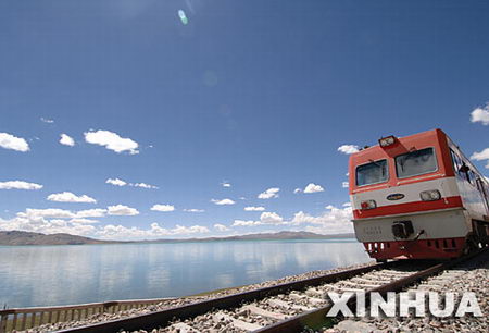 组图：试验列车在青藏铁路上飞驰