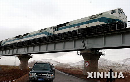 组图：试验列车在青藏铁路上飞驰
