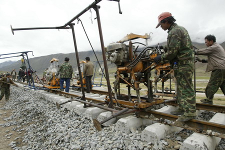 图文:青藏铁路工人正在做铁路整修工作