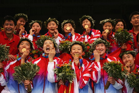 图文:中国女排再夺奥运金牌