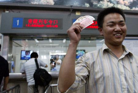 图文:旅客展示刚刚买到的北京至拉萨火车票
