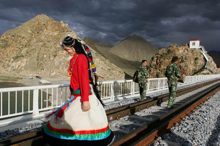 图文:藏族舞蹈演员铁路桥上参观