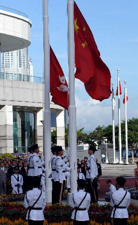 图文:香港举行升旗仪式庆祝回归九周年(1)