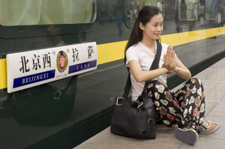 图文:北京到拉萨列车与乘客合影