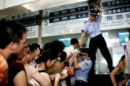 组图：京广线中断长沙火车站退票者如潮