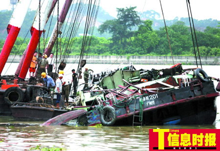 广州一艘运石船暴雨中翻覆1人死亡(组图)
