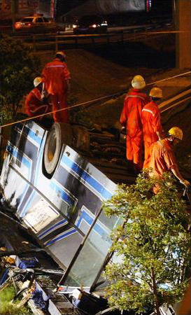 组图:沪杭高速上海段发生特大交通事故7人死亡