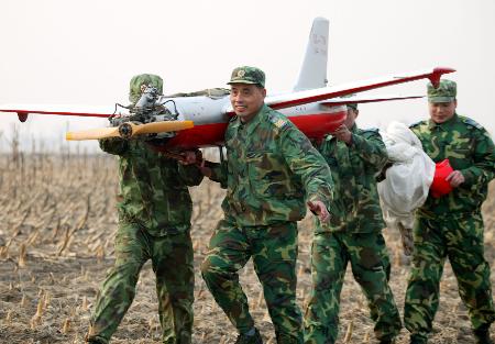 图文:记空军高射炮兵某旅航模班班长吴宪枝