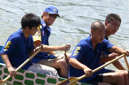 组图:AF1车手简森-巴顿上海划龙舟享受胜利