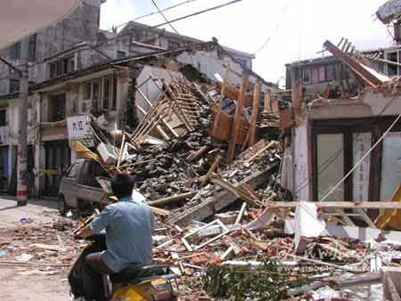 组图:浙江苍南路边随处可见因台风倒塌的房屋