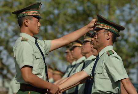 组图:新入伍高校毕业生在进行军事训练