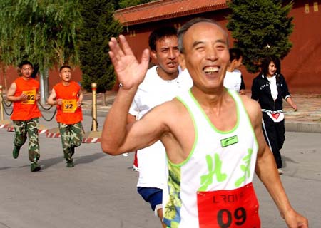 组图:西藏国际半程马拉松挑战赛在拉萨举行