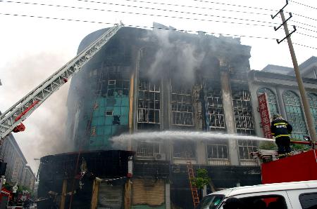 图文:浙江湖州织里镇一个体商厦发生火灾 已造