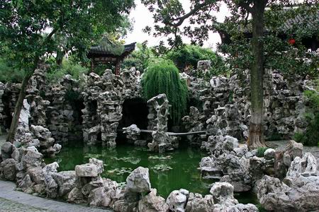 图文:扬州个园以假山堆叠精巧而闻名于世