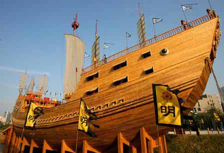 组图：世界最大仿古木帆船模郑和宝船对外开放
