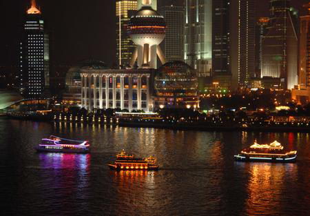 组图：上海黄浦江举行彩船大巡游