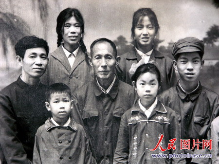 图文:1982年底刘泉宝与子孙们的合影