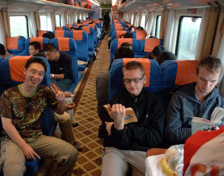 图文：首批从北京乘火车前往西藏旅客