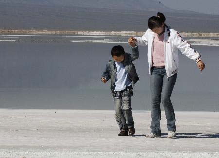 图文:新疆盐湖度假热
