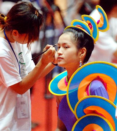图文:2006年中国美发美容技能大赛在杭州开幕