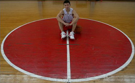 图文:中国男篮国家队队长刘炜