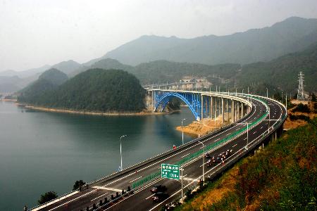 图文:杭州至千岛湖高速公路全线贯通