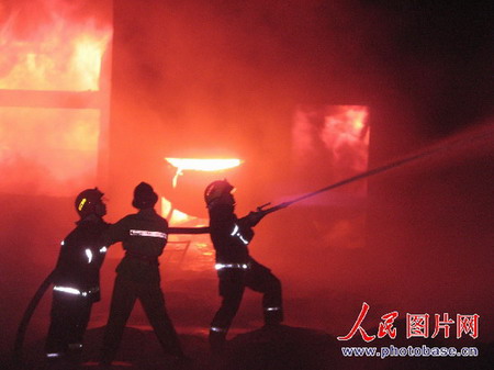 福建晋江鞋厂发生大火 6名消防官兵受伤(组图)
