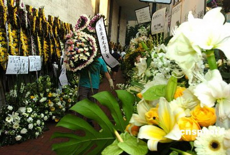 组图:鲜花寄哀思 香港殡仪馆外成花海