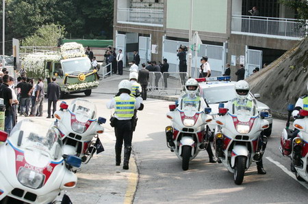 图文:香港警察乘摩托车开道为霍英东灵柩开道