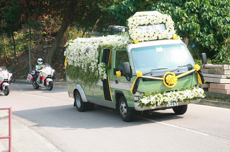 图文:霍英东的灵车抵达柴湾佛教坟场