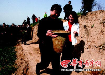 陕西扶风6名农民挖出西周时期青铜器(组图)