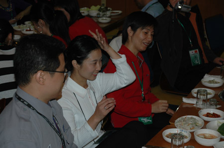 图文:韩方人员讲解韩国饮食礼仪