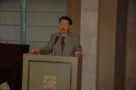 图文:韩国外语大学教授为代表团作讲座