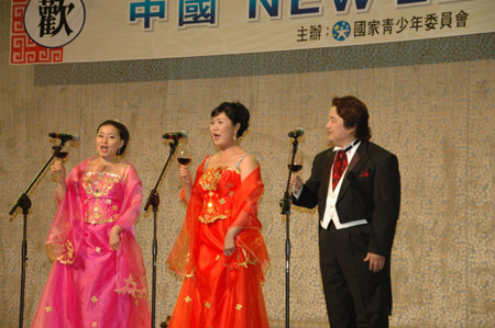 组图:韩国歌唱家演唱祝酒歌