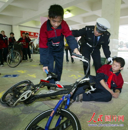 上海卢湾区中学生骑车上路将需考资格证书(图