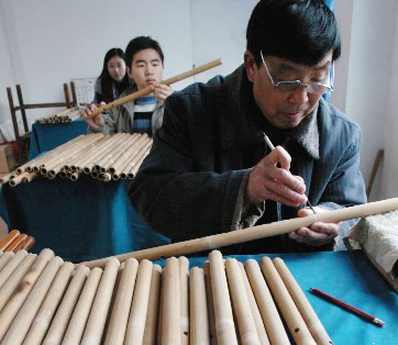 玉屏箫笛厂的技师在制作笛子