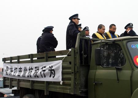 组图:郑州警方公捕暴力抗税工商户