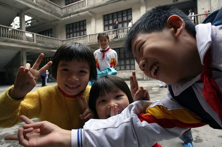 图文:连州的小学生摆出各种姿势让摄影师留影